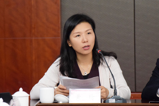 3.黄琦主持会议.jpg