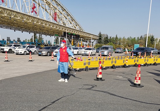 北京蓝鹏（合肥）律所刘克蒙律师前往合肥市各个高速路口、市内重点路段交口对省市外来肥车辆进行指挥引导.jpg