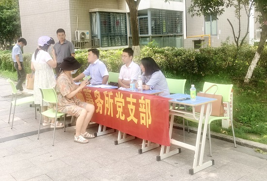 安徽华皖律师事务所：该所律师为合肥市滨湖世纪社区春融苑小区开展普法宣传活动.jpg