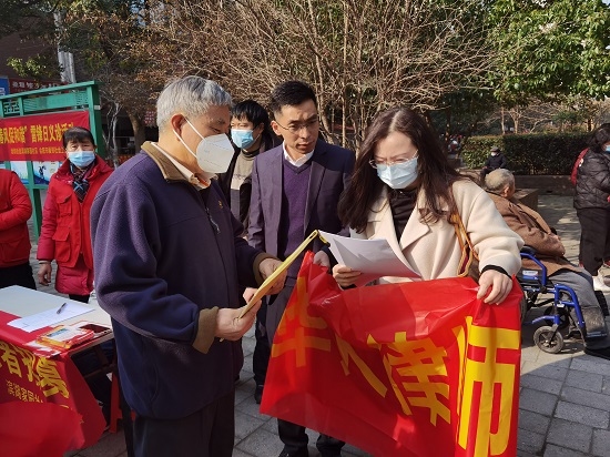 3月2日，安徽华人律师事务所联合滨湖家园社居委、滨湖派出所开展法律咨询进社区活动.jpg