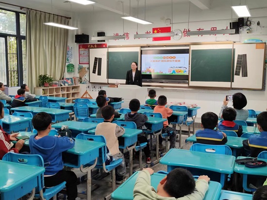 安徽佑正律师事务所：该所律师前往肥西县肥光小学开展普法宣传活动.jpg
