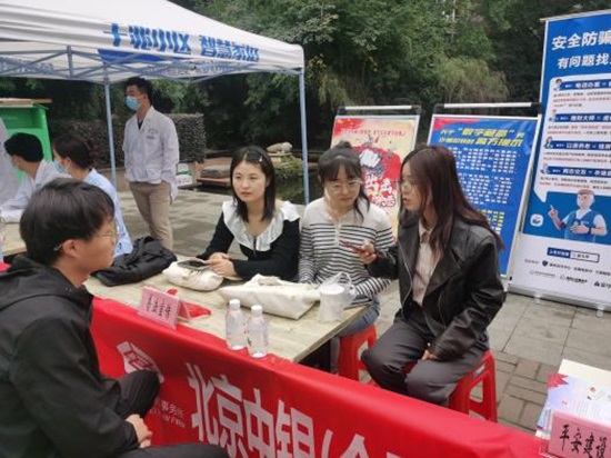 北京中银(合肥)律师事务所：该所律师赴蜀山区宋都西湖花苑小区为群众提供公益法律咨询服务.jpg