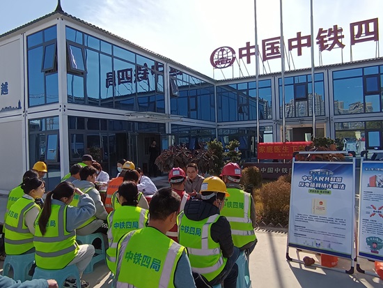 安徽同川律师事务所：该所律师联合合肥市公安局包河分局滨湖派出所等单位在中铁四局合肥义城安置房D地块项目部开展“反诈普法护平安”宣传活动.jpg