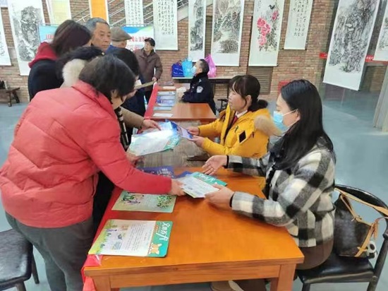 安徽美林律师事务所：该所律师前往蜀山区香樟雅苑小区开展学雷锋普法宣传活动.jpg