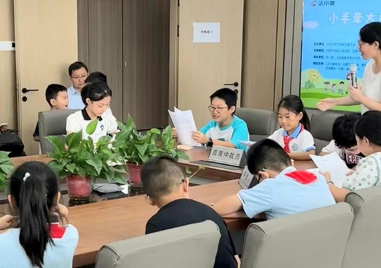 北京隆安（合肥）律师事务所：该所律师参加由市委政法委、团市委、市司法局等联合举办的第二届“小手牵大手、共建法治城”系列公益普法活动.jpg