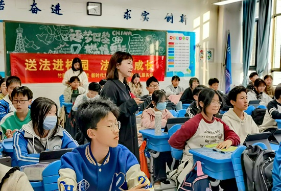 安徽百大律师事务所：该所律师分别前往合肥市华山路小学、合肥市第四十六中学教育集团南宁路中学开展普法宣讲.jpg