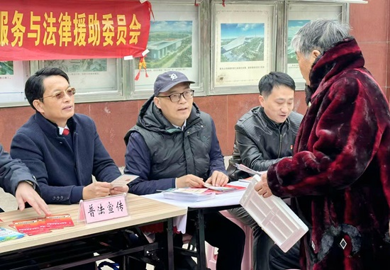 北京盈科（合肥）律师事务所：该所律师前往蜀山区和谐家园小区开展“盈科全国公益同一天”——“国家宪法日”普法宣传活动.jpg