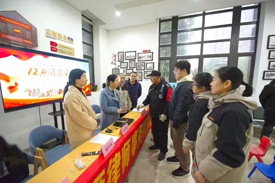安徽蓝雁律师事务所：该所律师参加由瑶海区和平路街道繁昌路社区等单位举办的普法讲座活动.jpg