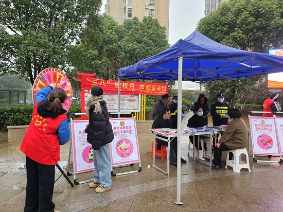 安徽睿正律师事务所：该所律师赴经开区新港工业园青龙社区开展普法宣传活动。.jpg