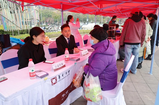 广东华商（合肥）律师事务所：该所律师联合庐阳区大杨镇团委等单位在庐阳区四里河万科广场开展“雷锋精神永传承，义诊法律惠民生”活动。.jpg