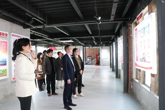 参观教育展馆，领悟国安深意.jpg