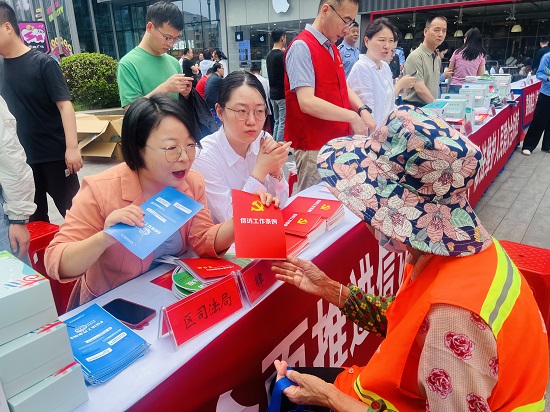 北京尚公（合肥）律师事务所：该所律师前往合肥市蜀山区国购北广场参加由安徽省信访局等单位举办的“依法信访，理性维权”主题普法宣传活动.jpg