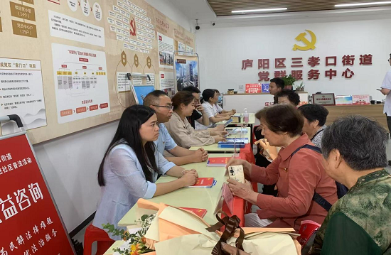 安徽昊华律师事务所：该所律师前往庐阳区三孝口街道党群服务中心开展法律咨询活动.png