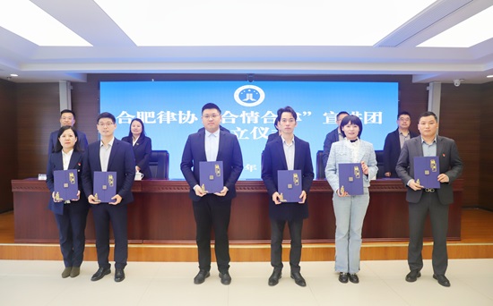 1761549319467820.jpg 颁发聘书2.jpg