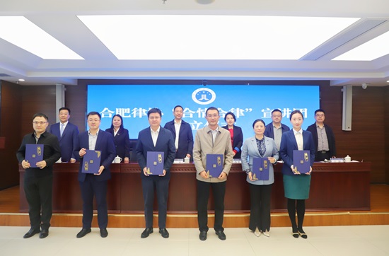 1761549324256886.jpg 颁发聘书3.jpg